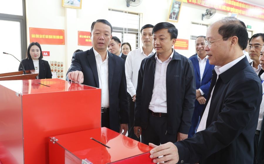 Chủ tịch UBND tỉnh H&agrave; Tĩnh v&agrave; đo&agrave;n kiểm tra h&ograve;m phiếu tại khu vực bỏ phiếu số 12 (TDP Hưng Lợi), phường S&ocirc;ng Tr&iacute;