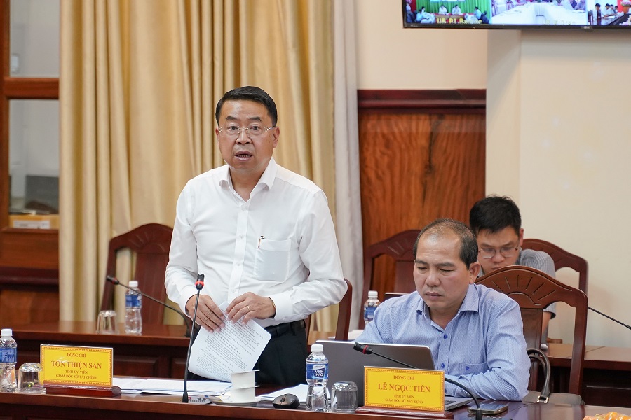 L&atilde;nh đạo Sở T&agrave;i ch&iacute;nh b&aacute;o c&aacute;o tại buổi l&agrave;m việc