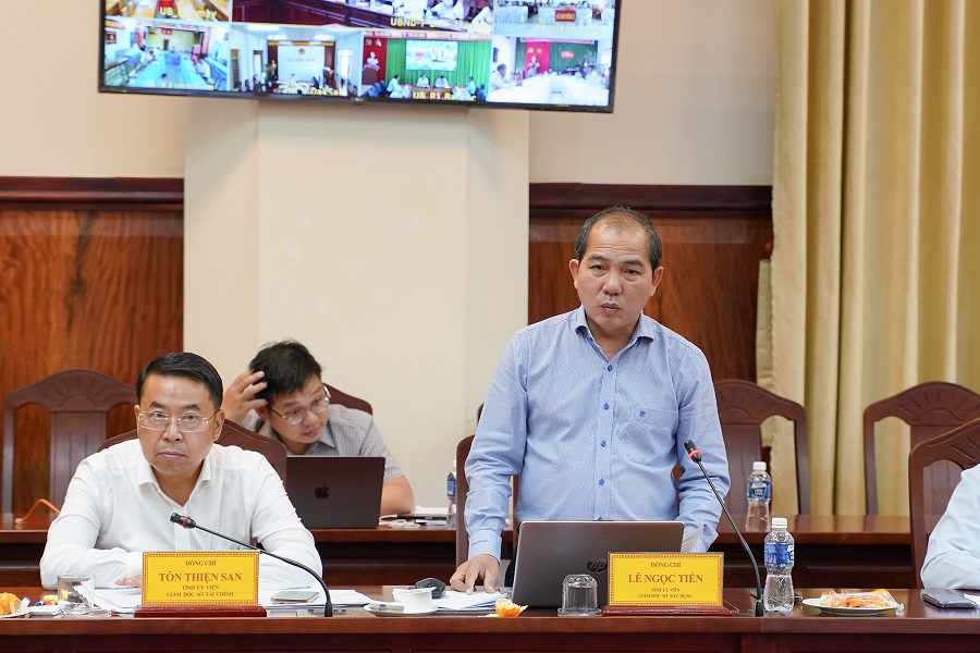 L&atilde;nh đạo Sở X&acirc;y dựng b&aacute;o c&aacute;o tại buổi l&agrave;m việc