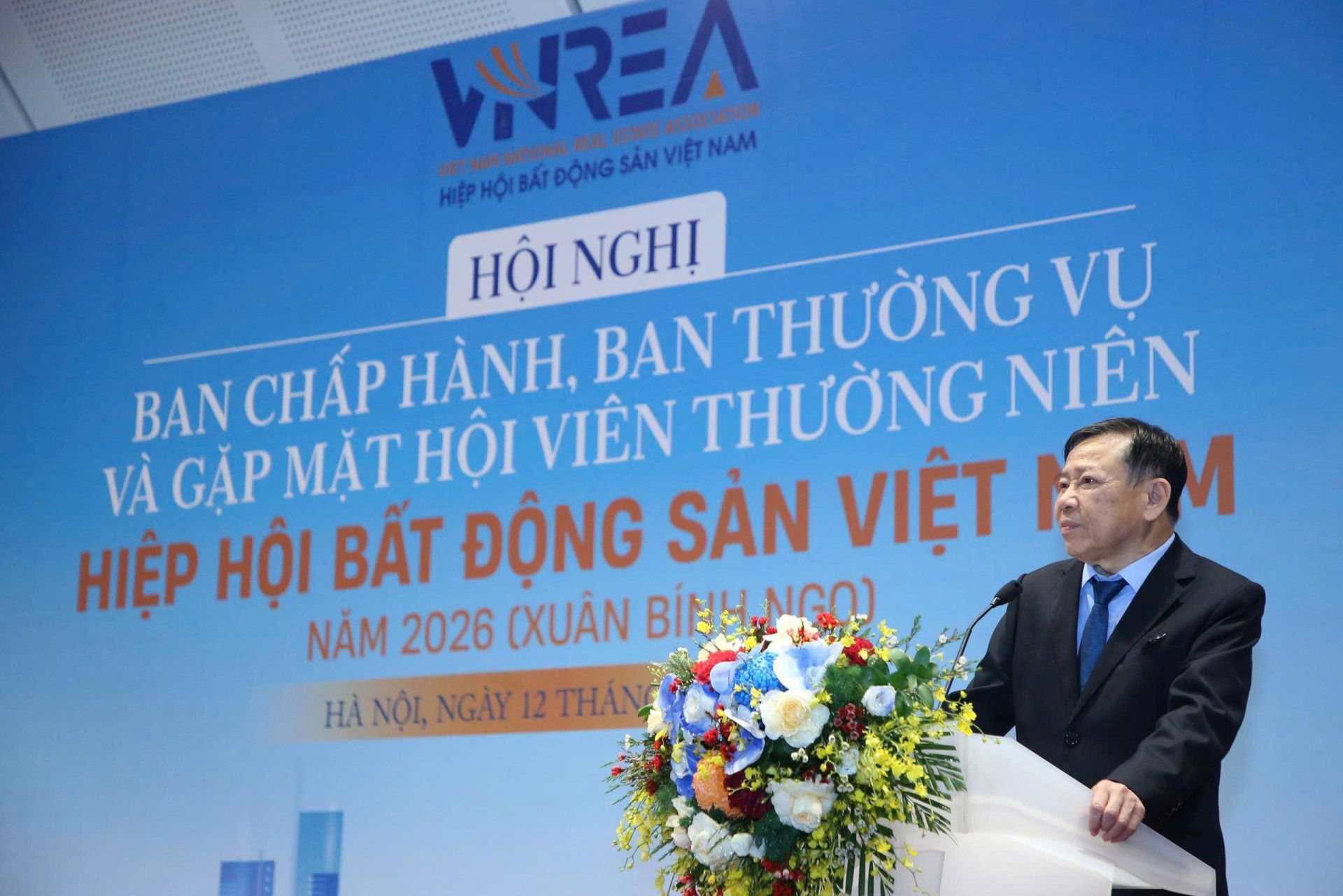 Hội nghị do TS. Nguyễn Văn Kh&ocirc;i, Chủ tịch Hiệp hội Bất động sản Việt Nam,&nbsp; th&agrave;nh vi&ecirc;n Hội đồng tư vấn cải c&aacute;ch thủ tục h&agrave;nh ch&iacute;nh của Thủ tướng Ch&iacute;nh phủ, nguy&ecirc;n Uỷ vi&ecirc;n BTV Th&agrave;nh uỷ, nguy&ecirc;n Ph&oacute; Chủ tịch UBND TP. H&agrave; Nội l&agrave;m chủ tọa.