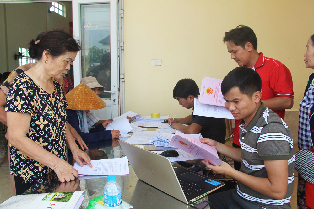 Người d&acirc;n th&ocirc;n Lạng Kh&ecirc;, x&atilde; Lương T&agrave;i l&agrave;m thủ tục nhận tạm ứng tiền bồi thường giải ph&oacute;ng mặt bằng.