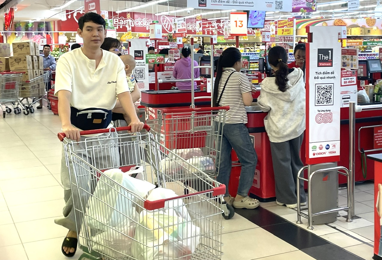 Người ti&ecirc;u d&ugrave;ng thường t&igrave;m đến si&ecirc;u thị mua sắm, nơi h&agrave;ng h&oacute;a c&oacute; nguồn gốc xuất xứ, gi&aacute; cả ni&ecirc;m yết...