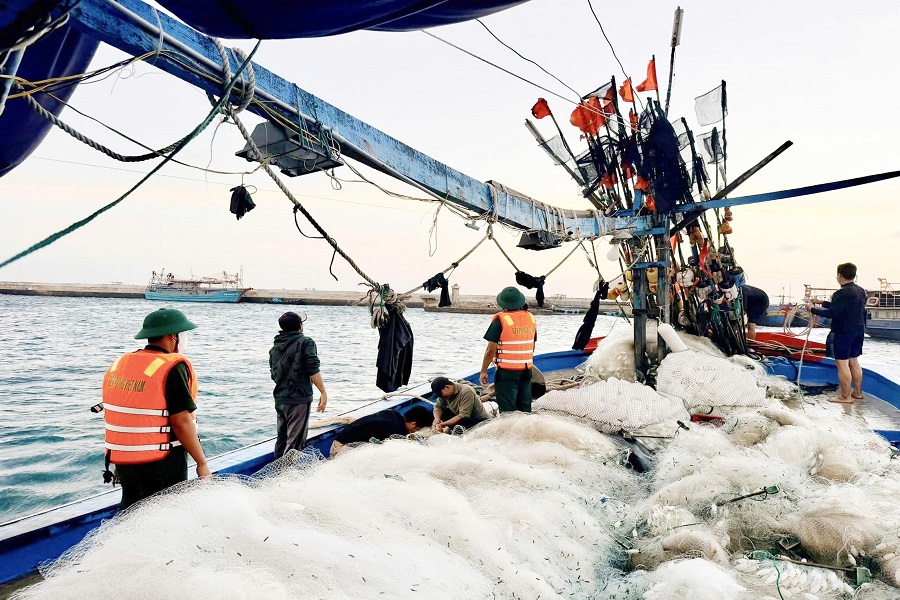 Đồn Biên phòng Cửa khẩu cảng Phú Quý phối hợp cứu hộ thành công hai tàu cá gặp nạn trên biển