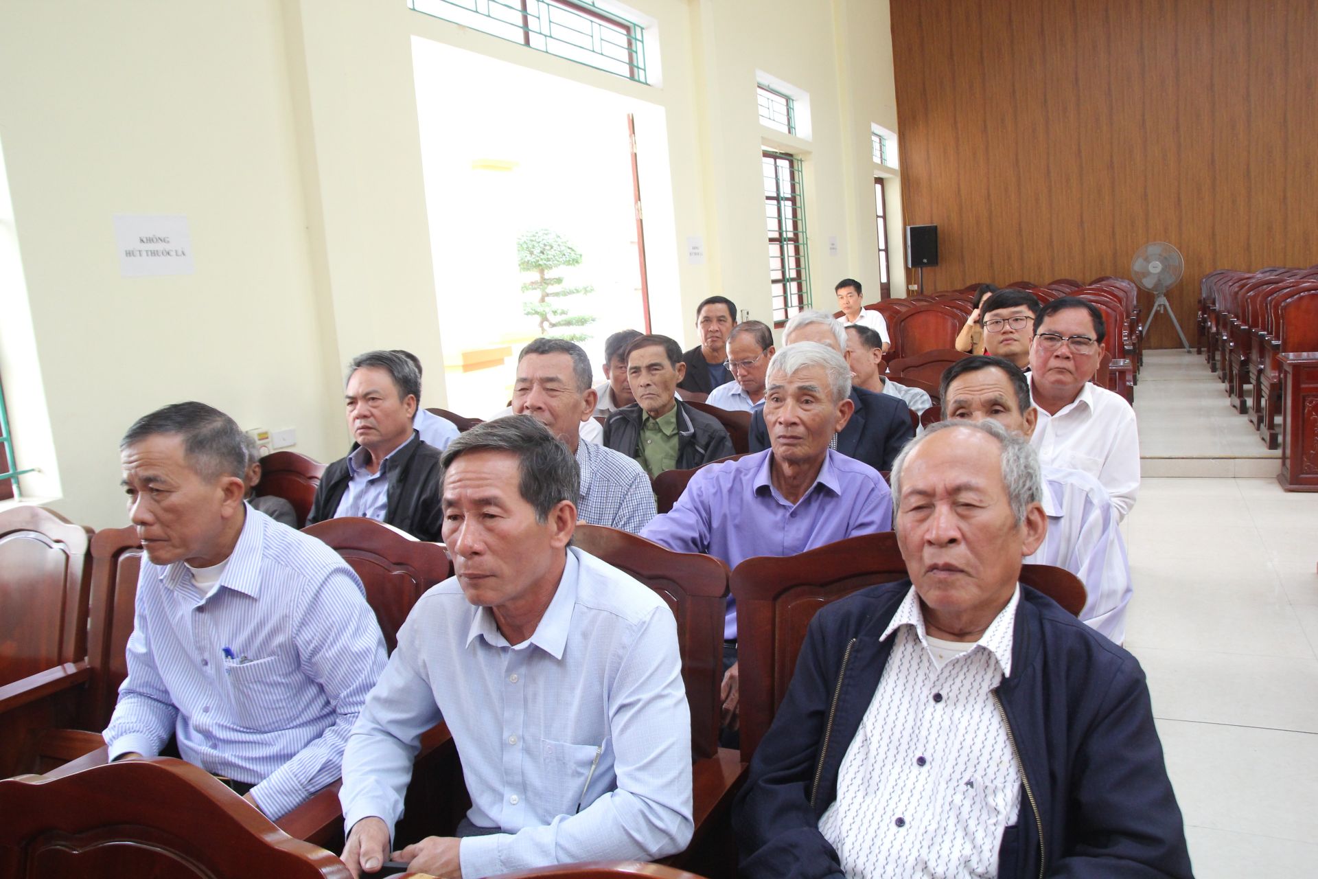 Cử tri x&atilde; Nam Đồng tham gia hội nghị tiếp x&uacute;c cử tri trong kh&ocirc;ng kh&iacute; cởi mở, d&acirc;n chủ