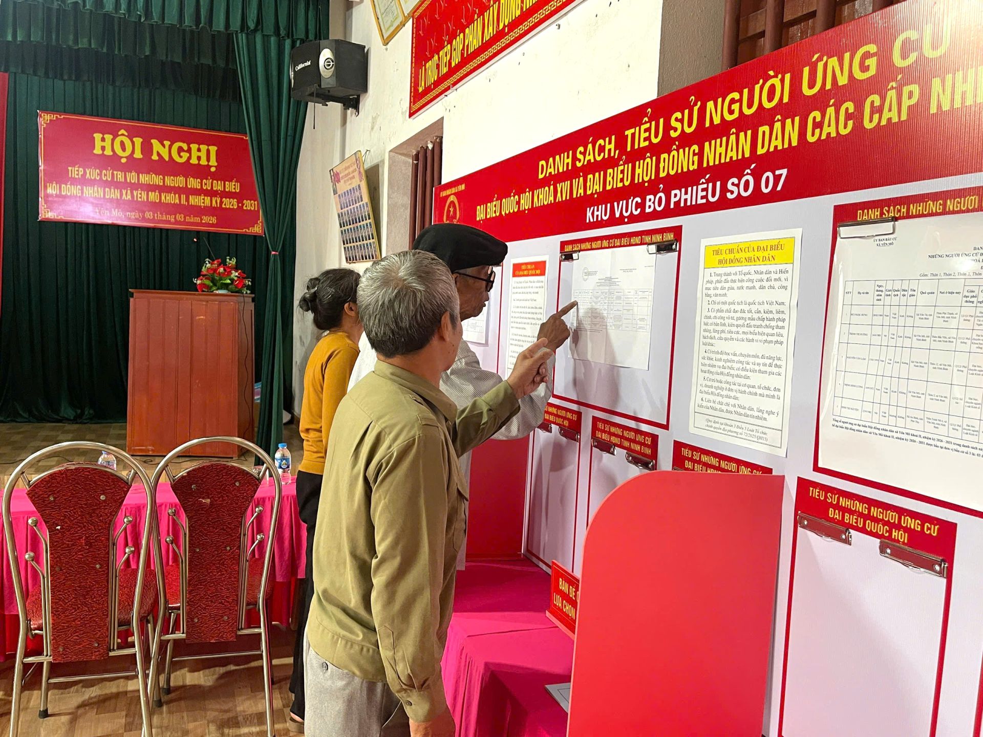 Cử tri x&atilde; Y&ecirc;n M&ocirc; (Ninh B&igrave;nh) t&igrave;m hiểu c&aacute;c th&ocirc;ng tin về cuộc cuộc bầu cử đại biểu Quốc hội kh&oacute;a XVI v&agrave; đại biểu HĐND c&aacute;c cấp nhiệm kỳ 2026-2031.