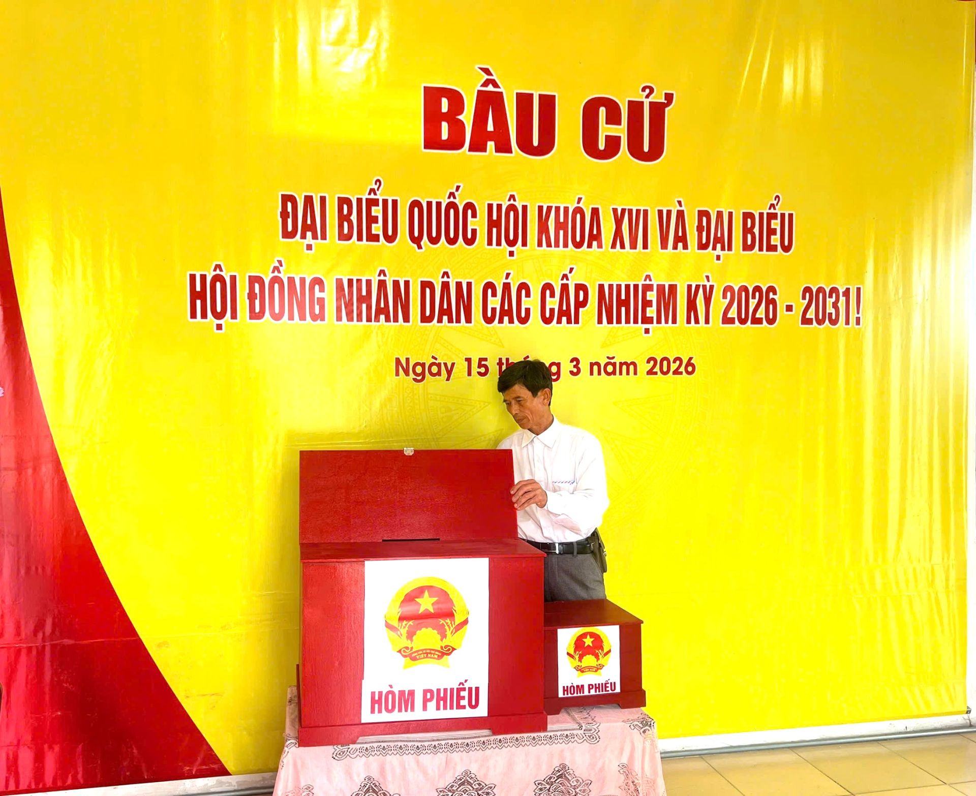 C&aacute;c tổ bầu cử ở x&atilde; Xu&acirc;n Trường kiểm tra h&ograve;m phiếu, sẵn s&agrave;ng cho ng&agrave;y bầu cử