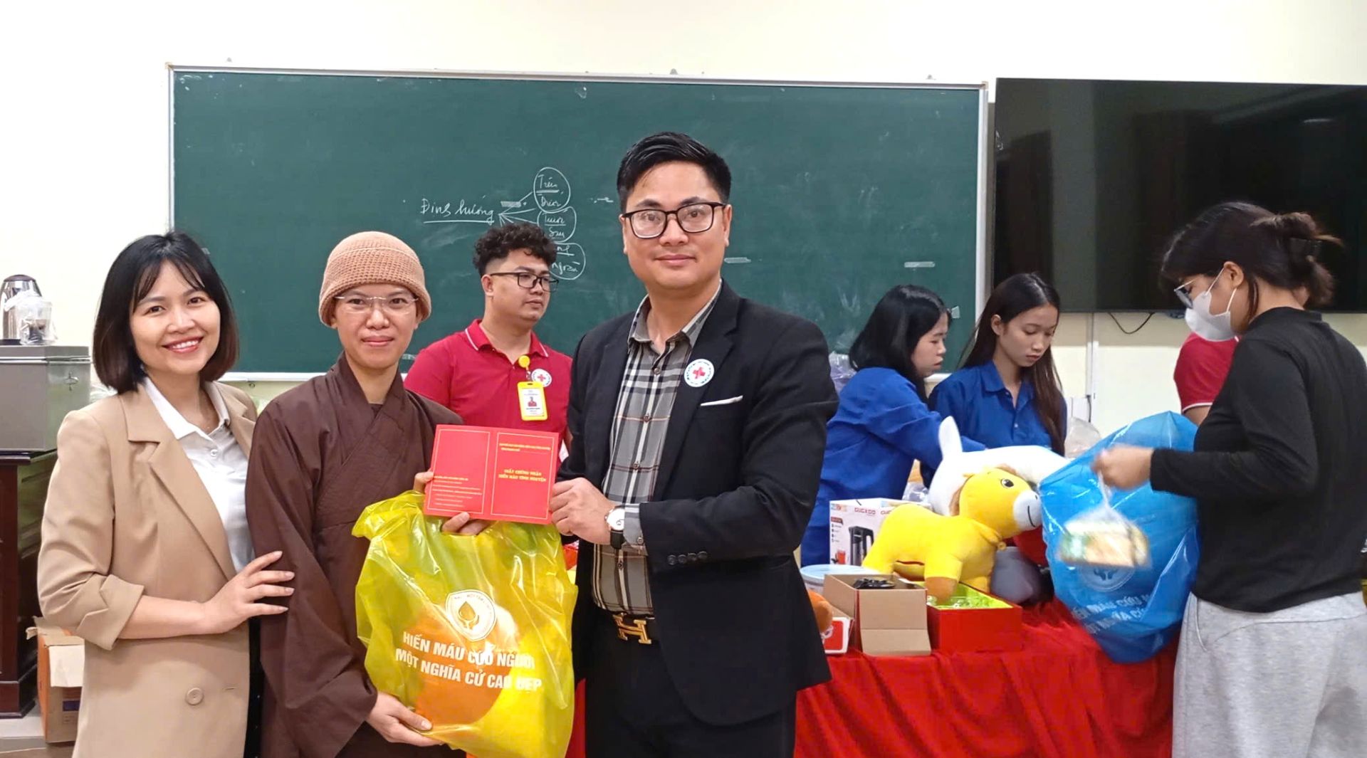 L&atilde;nh đạo Hội Chữ thập đỏ tỉnh trao giấy chứng nhận cho người tham gia hiến m&aacute;u t&igrave;nh nguyện.