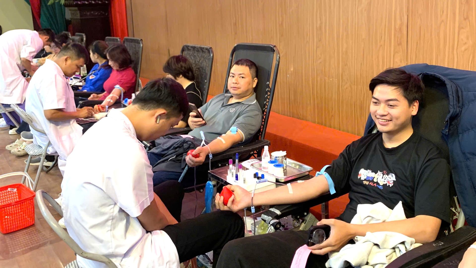 Đ&ocirc;ng đảo c&aacute;n bộ, giảng vi&ecirc;n v&agrave; sinh vi&ecirc;n Trường Đại học Điều dưỡng Nam Định tham gia hiến m&aacute;u tại &ldquo;Lễ hội Xu&acirc;n Hồng năm 2026&rdquo;.