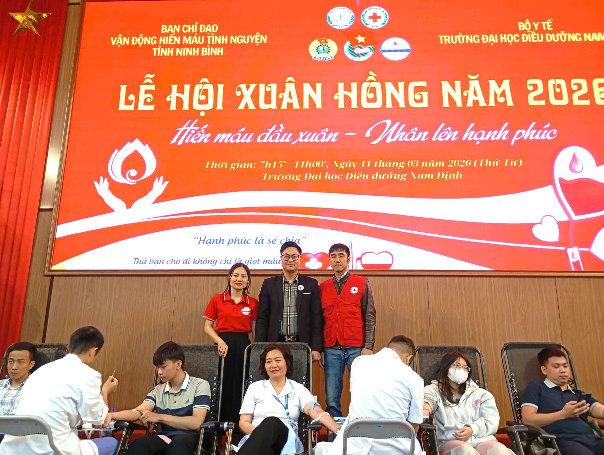L&atilde;nh đạo Hội Chữ Thập đỏ tỉnh thăm hỏi động vi&ecirc;n c&aacute;n bộ, giảng vi&ecirc;n v&agrave; sinh vi&ecirc;n trường Đại học Điều Dưỡng Nam Định Tham gia hiến m&aacute;u t&igrave;nh nguyện