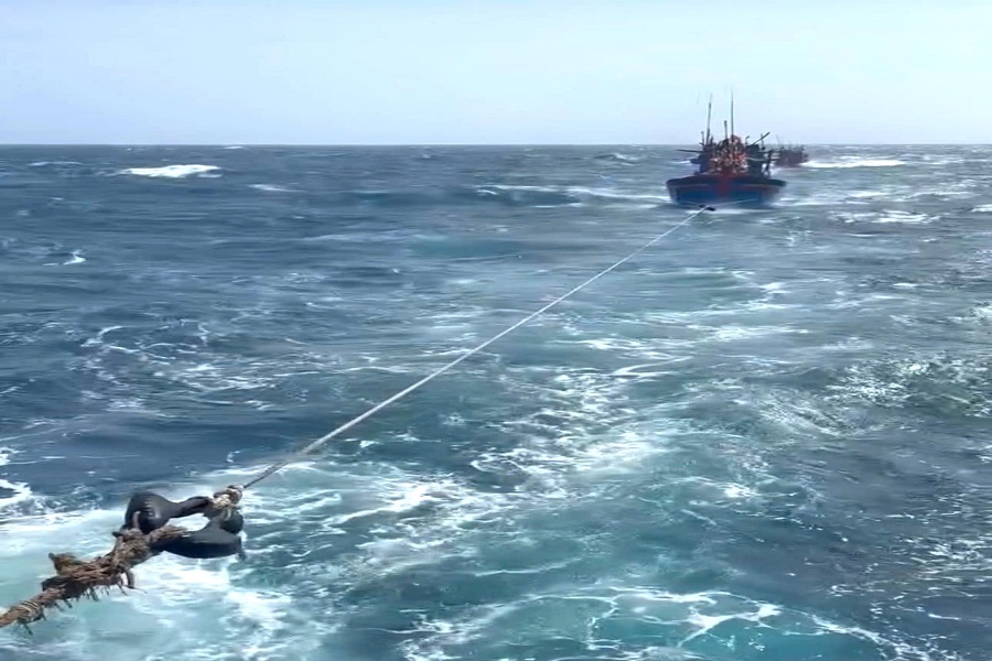 Qu&aacute; tr&igrave;nh lai dắt t&agrave;u về đảo gặp thời tiết xấu n&ecirc;n gặp kh&ocirc;ng &iacute;t kh&oacute; khăn