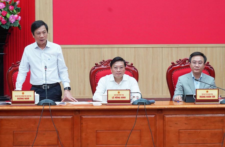 Ph&oacute; Chủ tịch Thường trực UBND tỉnh Ho&agrave;ng Nam ph&aacute;t biểu tại phi&ecirc;n họp