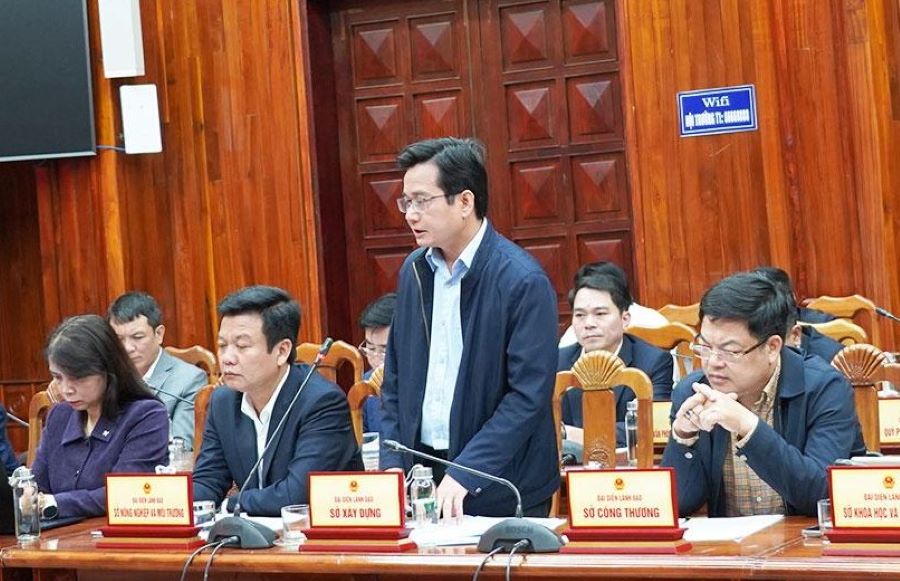 Gi&aacute;m đốc Sở X&acirc;y dựng Trương Ch&iacute; Trung ph&aacute;t biểu tại phi&ecirc;n họp