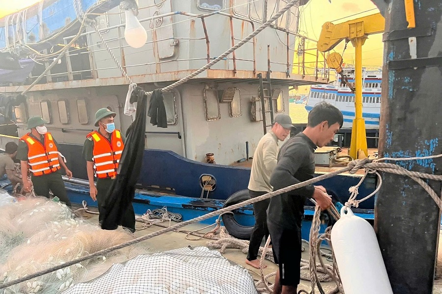 Sau khoảng 6 giờ đồng hồ, t&agrave;u dịch vụ hậu cần Quốc Khang đ&atilde; lai dắt th&agrave;nh c&ocirc;ng hai t&agrave;u c&aacute; bị hỏng m&aacute;y về đến đảo Ph&uacute; Qu&yacute; an to&agrave;n