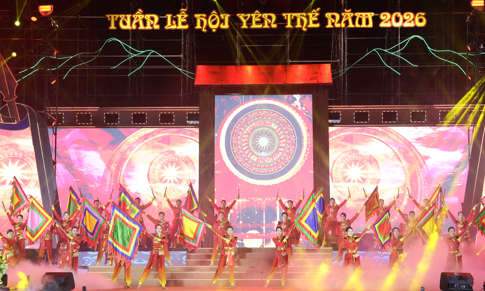 M&agrave;n trống hội do diễn vi&ecirc;n, nghệ sĩ Nh&agrave; h&aacute;t Tuổi trẻ tr&igrave;nh diễn mở đầu lễ khai mạc.