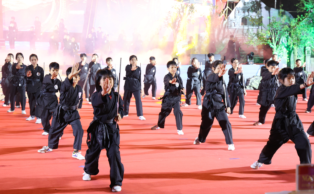 M&agrave;n biểu diễn v&otilde; s&aacute;o đặc sắc của 300 v&otilde; sinh.