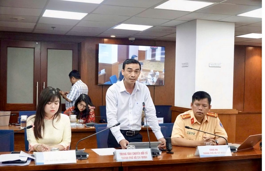 &Ocirc;ng Nguyễn Trần Ph&uacute; Thịnh, Ph&oacute; Gi&aacute;m đốc Trung t&acirc;m Chuyển đổi số TP.HCM ( người đứng ở giữa)