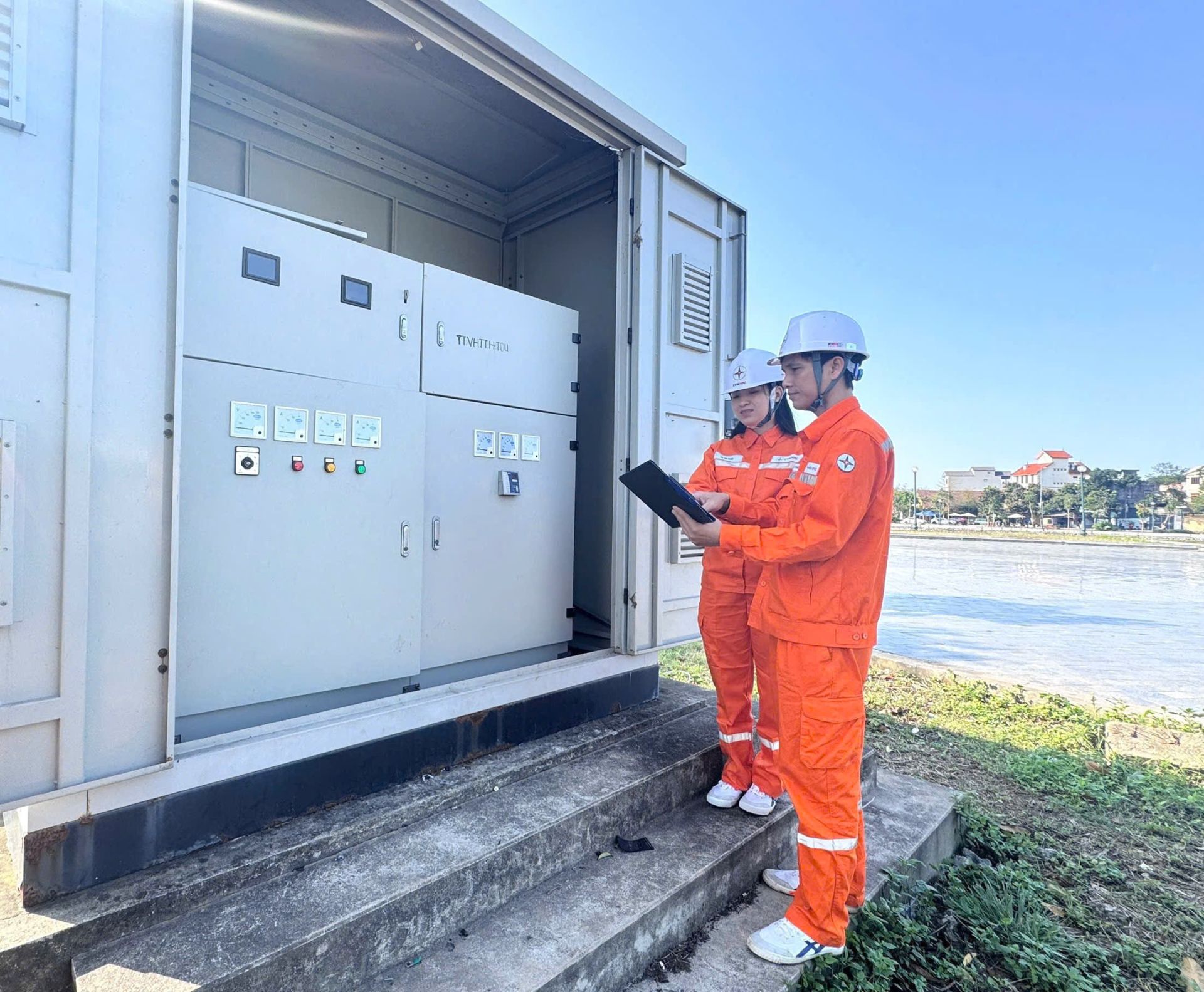 Đội quản l&yacute; Điện lực khu vực Ti&ecirc;n Du kiểm tra tại TBA Lim 1 cấp điện cho điểm bầu cử