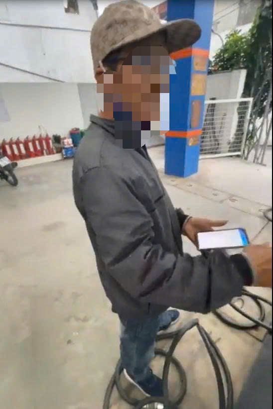 Nh&acirc;n vi&ecirc;n c&acirc;y xăn đang tranh luận với kh&aacute;ch h&agrave;ng.