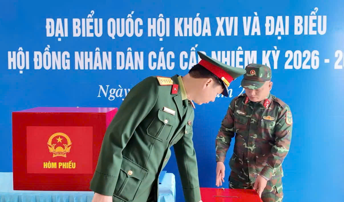 Đo&agrave;n c&ocirc;ng t&aacute;c của Ủy ban Bầu cử th&agrave;nh phố kiểm tra c&ocirc;ng t&aacute;c chuẩn bị tại khu vực bỏ phiếu đặc khu Bạch Long Vĩ.