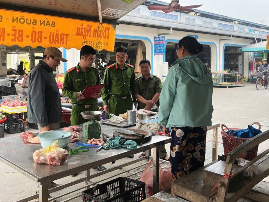 C&ocirc;ng an x&atilde; Tuệ Tĩnh tuy&ecirc;n truyền tập trung n&acirc;ng cao nhận thức của người d&acirc;n về bảo đảm vệ sinh an to&agrave;n thực phẩm v&agrave; bảo vệ quyền lợi người ti&ecirc;u d&ugrave;ng.