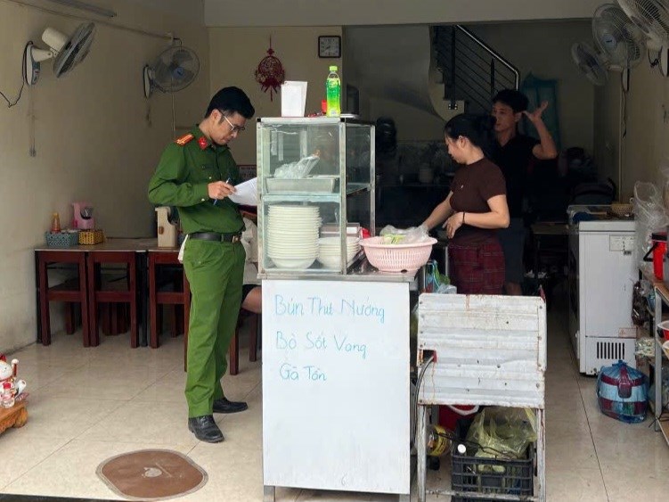 C&ocirc;ng an x&atilde; Tuệ Tĩnh tuy&ecirc;n truyền tập trung n&acirc;ng cao nhận thức của người d&acirc;n về bảo đảm vệ sinh an to&agrave;n thực phẩm v&agrave; bảo vệ quyền lợi người ti&ecirc;u d&ugrave;ng.