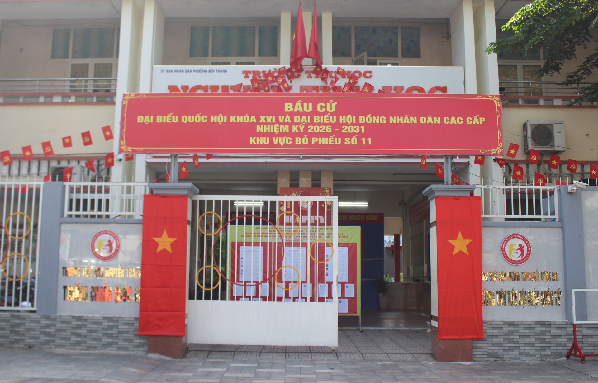 Ho&agrave;n tất cơ sở vật chất tại c&aacute;c khu vực bỏ phiếu