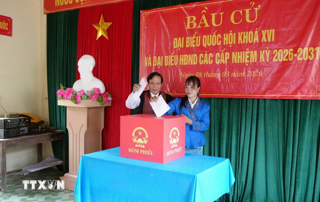 Gi&agrave; l&agrave;ng, người c&oacute; uy t&iacute;n Hồ Văn Xi v&agrave; em Hồ Thị Thiều (cử tri lần đầu ti&ecirc;n đi bỏ phiếu) tham gia bầu cử sớm đại biểu Quốc hội kh&oacute;a XVI v&agrave; đại biểu Hội đồng Nh&acirc;n d&acirc;n nhiệm kỳ 2026-2031 ở x&atilde; miền n&uacute;i bi&ecirc;n giới Trường Sơn (Ảnh: T&aacute; Chuy&ecirc;n/TTXVN)