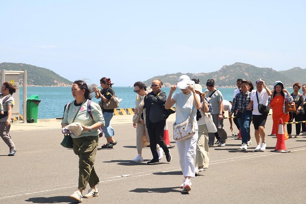 Du kh&aacute;ch tr&ecirc;n t&agrave;u xuống Cảng quốc tế Cam Ranh