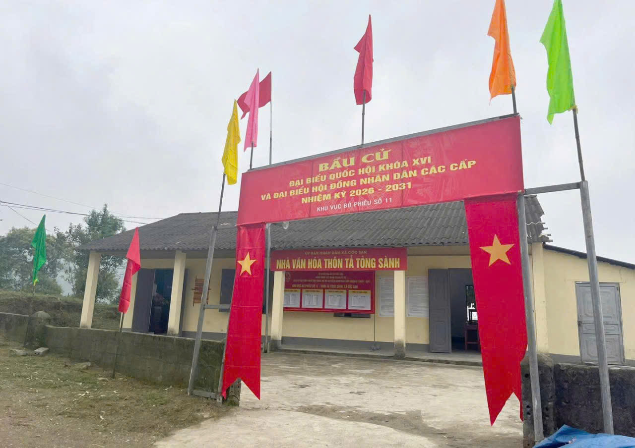 Cổng ch&agrave;o khu vực bỏ phiếu tại Nh&agrave; văn h&oacute;a th&ocirc;n Tả T&ograve;ng S&agrave;nh được trang tr&iacute; trang trọng, sẵn s&agrave;ng phục vụ ng&agrave;y bầu cử.