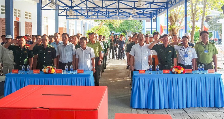 C&aacute;c đại biểu v&agrave; cử tri thực hiện nghi thức ch&agrave;o cờ tại lễ khai mạc bầu cử - Ảnh: B&aacute;o C&agrave; Mau