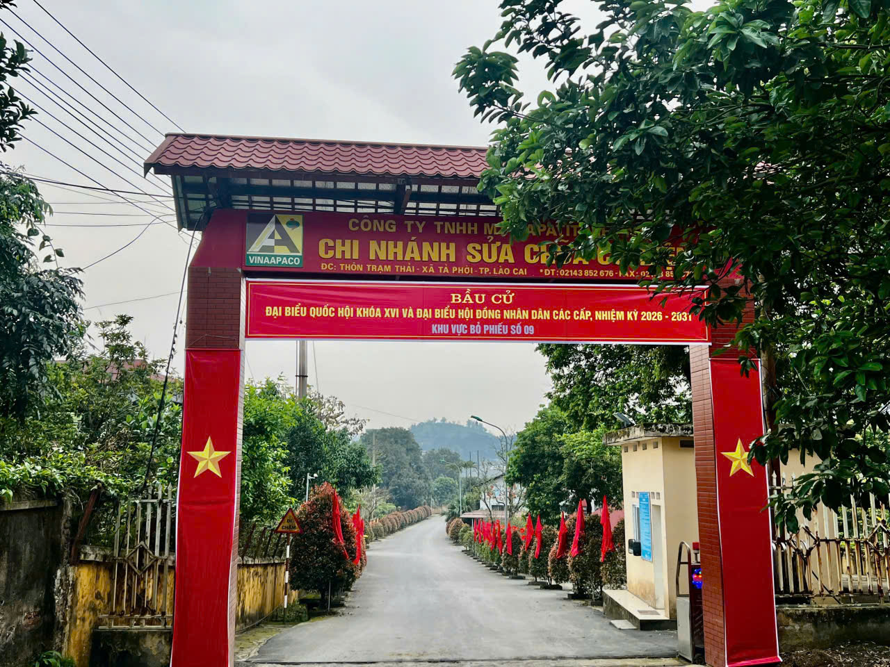 Cổng khu vực bỏ phiếu số 9 tại Trụ sở X&iacute; nghiệp Cơ điện &ndash; C&ocirc;ng ty Apatit được trang tr&iacute; cờ hoa, băng r&ocirc;n tuy&ecirc;n truyền phục vụ ng&agrave;y bầu cử.