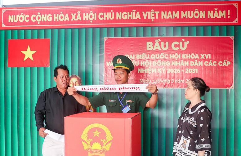 Cử tri Kim Văn Hậu v&agrave; Nguyễn Thanh Trang (G&agrave;nh Chướng, đảo H&ograve;n Chuối) đại diện cử tri kiểm tra h&ograve;m phiếu trước khi ni&ecirc;m phong - Ảnh: B&aacute;o C&agrave; Mau.