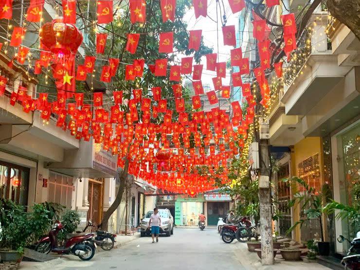 Kh&ocirc;ng gian khu d&acirc;n cư được trang tr&iacute; cờ, khẩu hiệu tuy&ecirc;n truyền, lan tỏa kh&ocirc;ng kh&iacute; hướng tới ng&agrave;y hội bầu cử.