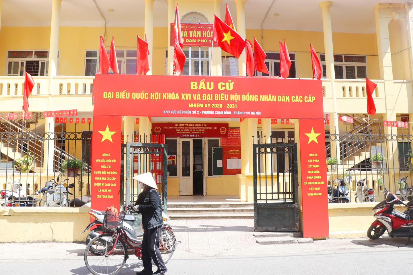 Khu vực bỏ phiếu tại phường Xu&acirc;n Đỉnh được trang tr&iacute; trang trọng, sẵn s&agrave;ng phục vụ cử tri trong ng&agrave;y bầu cử.