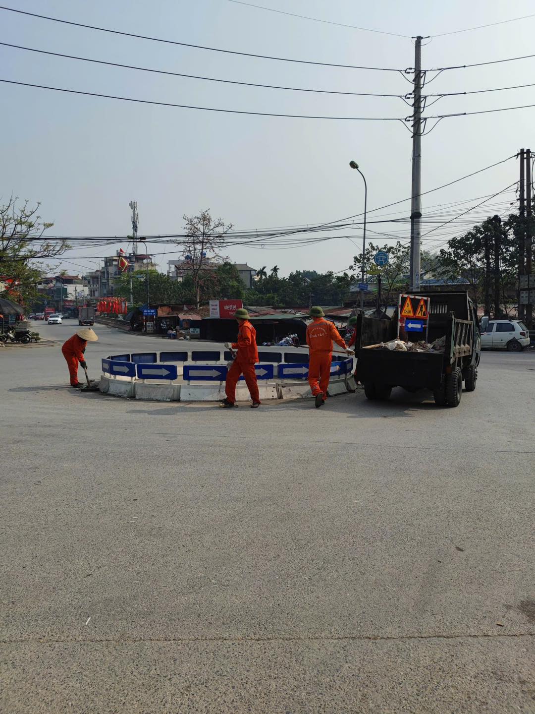 C&aacute;c đơn vị khẩn trương thu gom r&aacute;c thải, chỉnh trang hạ tầng giao th&ocirc;ng tại n&uacute;t giao phục vụ c&ocirc;ng t&aacute;c bầu cử.