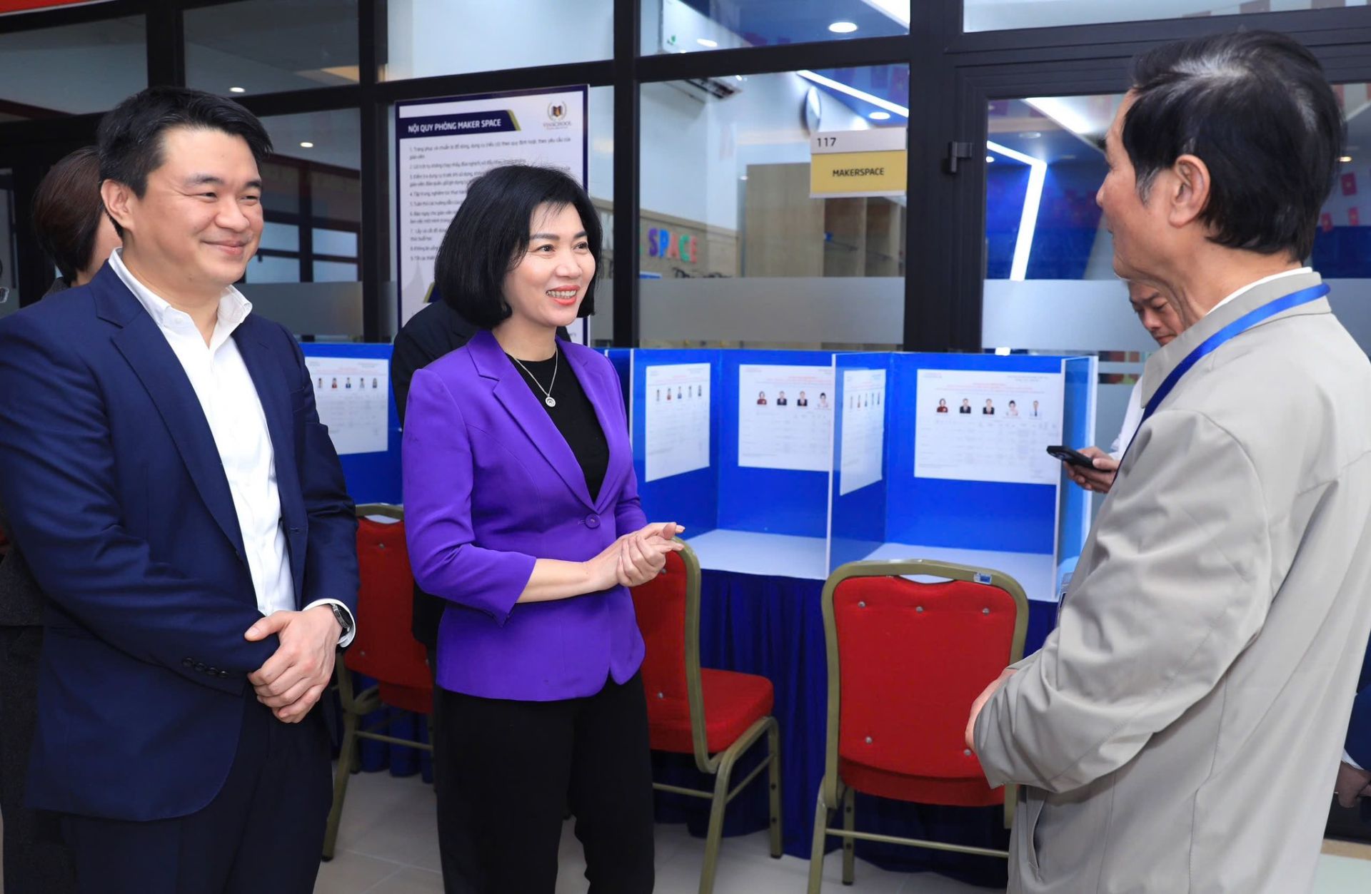 Đo&agrave;n c&ocirc;ng t&aacute;c của Ủy ban Bầu cử th&agrave;nh phố H&agrave; Nội kiểm tra việc ni&ecirc;m yết danh s&aacute;ch cử tri v&agrave; c&ocirc;ng t&aacute;c chuẩn bị tại khu vực bỏ phiếu phường Đại Mỗ trước ng&agrave;y bầu cử.