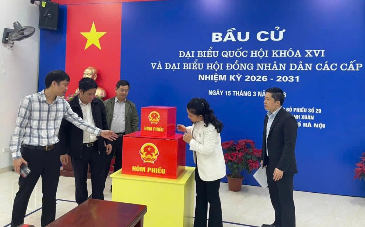 C&aacute;c tổ bầu cử kiểm tra, chuẩn bị h&ograve;m phiếu v&agrave; cơ sở vật chất phục vụ ng&agrave;y bầu cử.