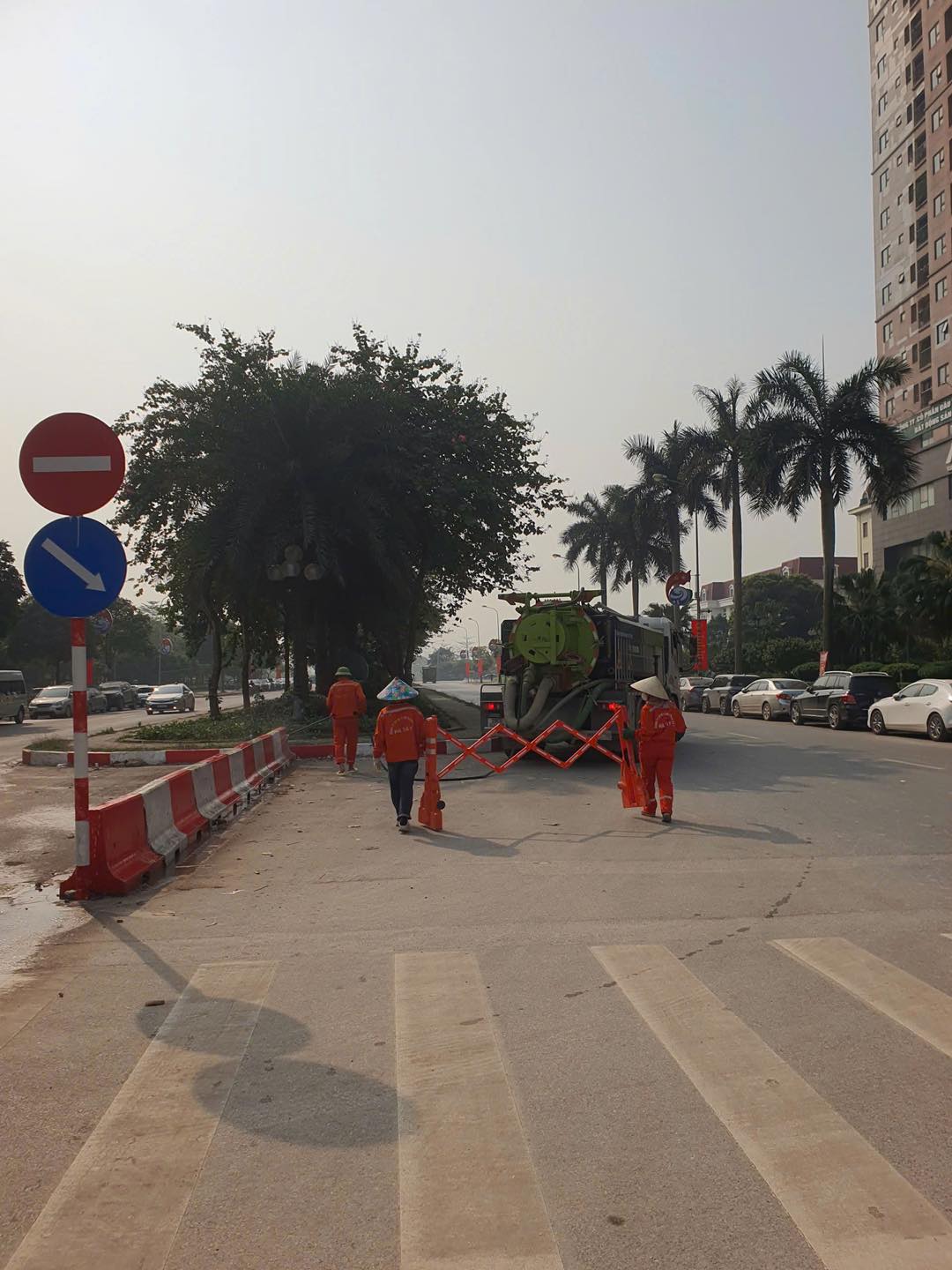 Lực lượng duy tu hạ tầng giao th&ocirc;ng tổ chức vệ sinh mặt đường, l&agrave;m sạch dải ph&acirc;n c&aacute;ch v&agrave; hệ thống biển b&aacute;o.