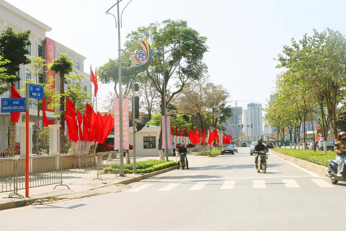 Nhiều tuyến phố tr&ecirc;n địa b&agrave;n H&agrave; Nội rực rỡ cờ Tổ quốc, tạo kh&ocirc;ng kh&iacute; phấn khởi hướng tới ng&agrave;y bầu cử.