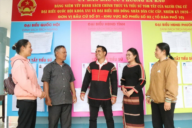 C&aacute;c ứng cử vi&ecirc;n đại biểu Quốc hội trao đổi t&acirc;m tư, nguyện vọng với nh&acirc;n d&acirc;n. (Ảnh: Nguy&ecirc;n Dung/TTXVN)