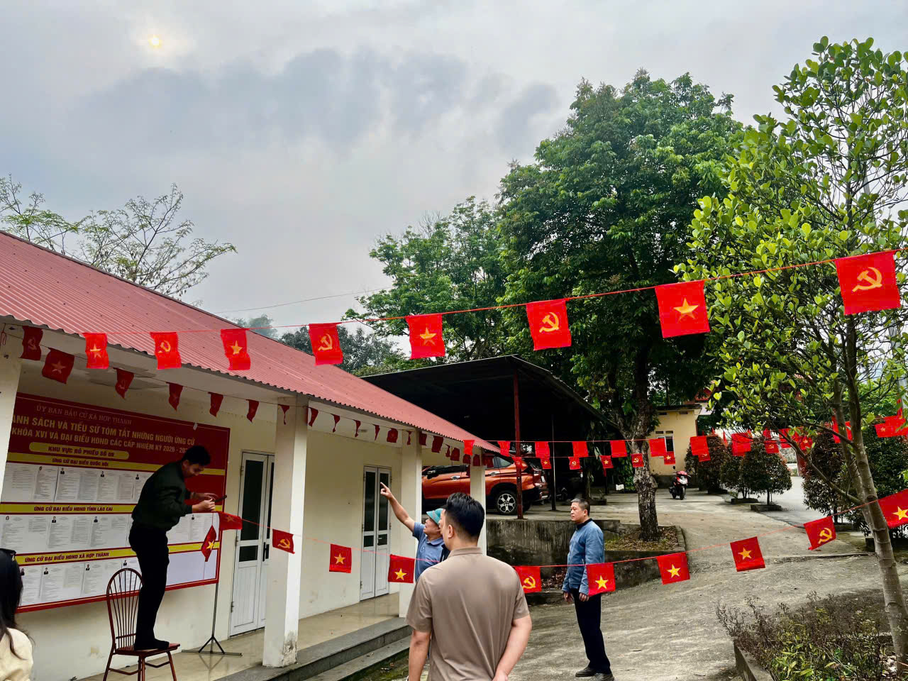 Tuyến đường v&agrave;o khu d&acirc;n cư x&atilde; Hợp Th&agrave;nh rực rỡ cờ Tổ quốc, tạo kh&ocirc;ng kh&iacute; phấn khởi hướng tới ng&agrave;y hội bầu cử.