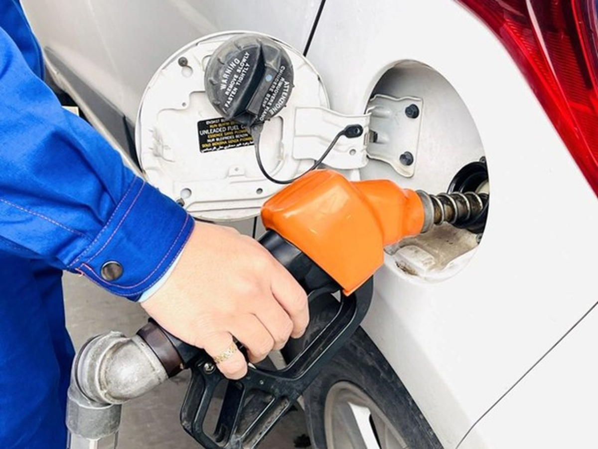 Các hãng xe công nghệ và doanh nghiệp sản xuất đồng loạt tung chính sách hỗ trợ người dùng trước áp lực giá xăng