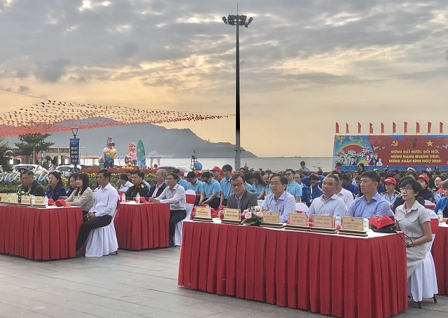 Đại biểu l&atilde;nh dạo, quan kh&aacute;ch tham dự Lễ ph&aacute;t động. Ảnh: Viết Hiền