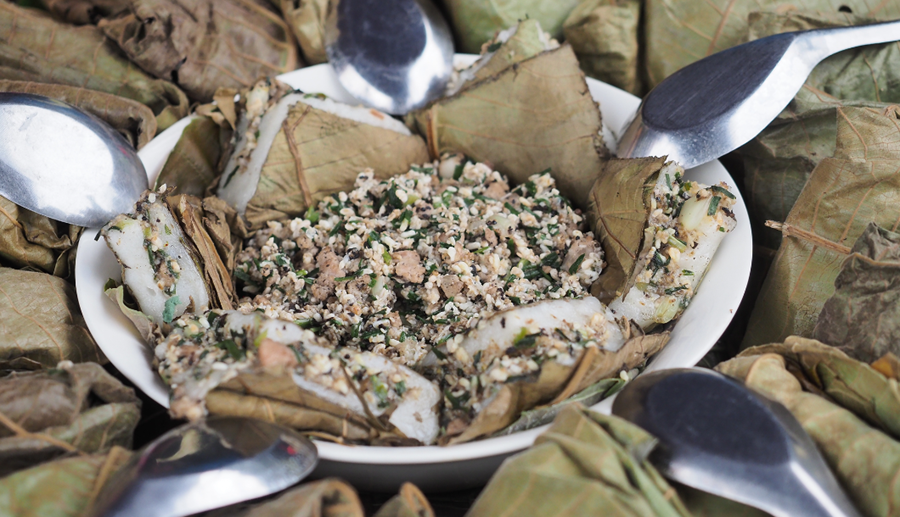 Quy tr&igrave;nh chế biến b&aacute;nh trứng kiến đ&ograve;i hỏi sự tỉ mỉ v&agrave; ki&ecirc;n nhẫn. Đầu ti&ecirc;n, trứng kiến được lấy từ tổ của lo&agrave;i kiến đen rừng &ndash; loại kiến th&acirc;n nhỏ, đu&ocirc;i nhọn, l&agrave;nh t&iacute;nh v&agrave; gi&agrave;u dinh dưỡng.