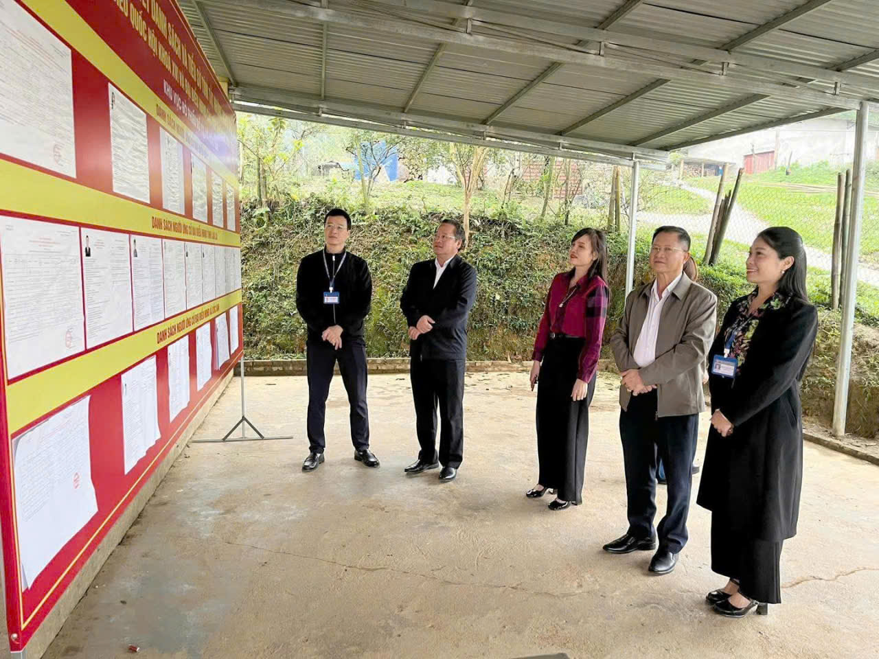 L&atilde;nh đạo địa phương kiểm tra việc ni&ecirc;m yết danh s&aacute;ch cử tri v&agrave; tiểu sử t&oacute;m tắt của c&aacute;c ứng cử vi&ecirc;n tại khu vực bỏ phiếu tr&ecirc;n địa b&agrave;n x&atilde; Cốc San.