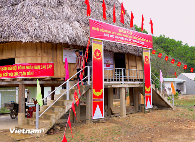C&ocirc;ng t&aacute;c trang tr&iacute; v&agrave; ni&ecirc;m yết danh s&aacute;ch tại khu vực bỏ phiếu số 11, th&ocirc;n R'Cung, x&atilde; A Vương (x&atilde; bi&ecirc;n giới Đ&agrave; Nẵng) đ&atilde; ho&agrave;n th&agrave;nh từ trước Tết Nguy&ecirc;n đ&aacute;n. (Ảnh: Thanh Phong/Vietnam+)