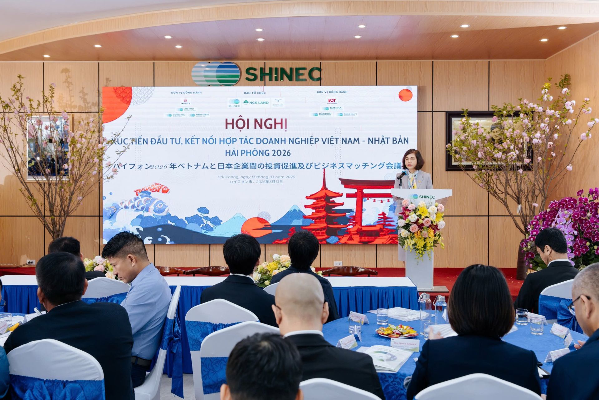 B&agrave; Nguyễn Thị B&iacute;ch Dung, Ph&oacute; Trưởng Ban Quản l&yacute; Khu kinh tế Hải Ph&ograve;ng ph&aacute;t biểu tại Hội nghị.