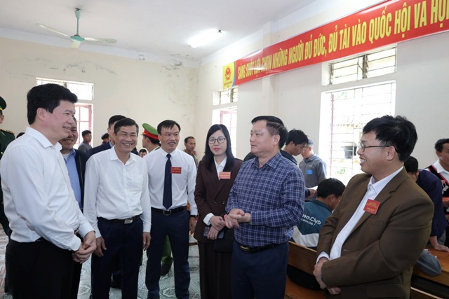 Nghệ An: Bí thư Tỉnh ủy Nguyễn Khắc Thận dự bầu cử sớm cùng cử tri vùng biên xã Tam Thái