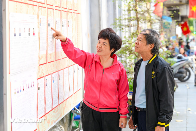 Việc c&ocirc;ng bố v&agrave; ni&ecirc;m yết danh s&aacute;ch người ứng cử được thực hiện đồng bộ với c&ocirc;ng t&aacute;c tuy&ecirc;n truyền về cuộc bầu cử. (Ảnh: Minh Sơn/Vietnam+)