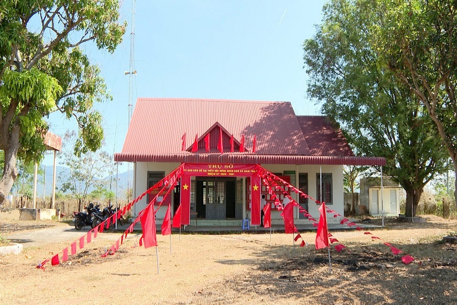 C&aacute;c điểm bỏ phiếu tr&ecirc;n địa b&agrave;n tỉnh L&acirc;m Đồng rực rỡ cờ hoa hướng về ng&agrave;y hội bầu cử